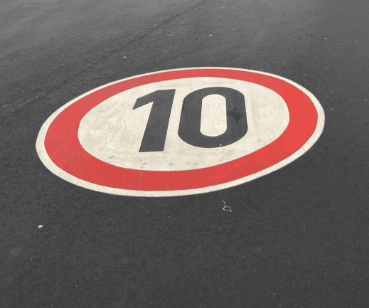 Verkehrszeichen Bodenmarkierung: Geschwindigkeitsbegrenzung 10 km/h auf Asphalt, ausgeführt von Markiba.